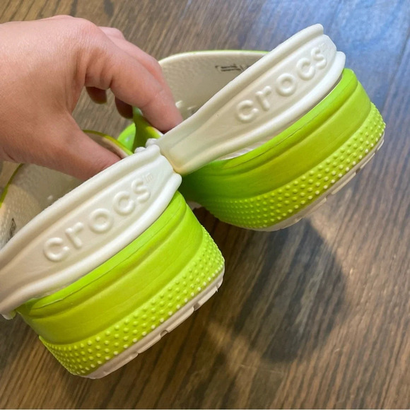 Crocs Classic Glow in the Dark Kids Clogs (209158) - Limeade Junior size 1 - Picture 8 of 10